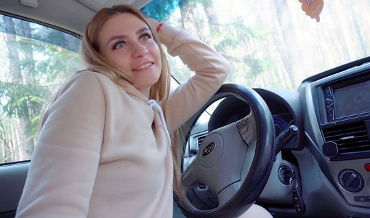 Russian nurse made a blowjob right in the car and does not mind sex in nature